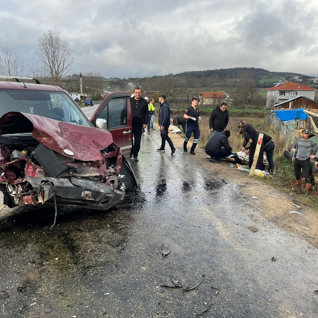 Hafif ticari araç ile otomobil çarpıştı: 2'si çocuk, 6 yaralı
