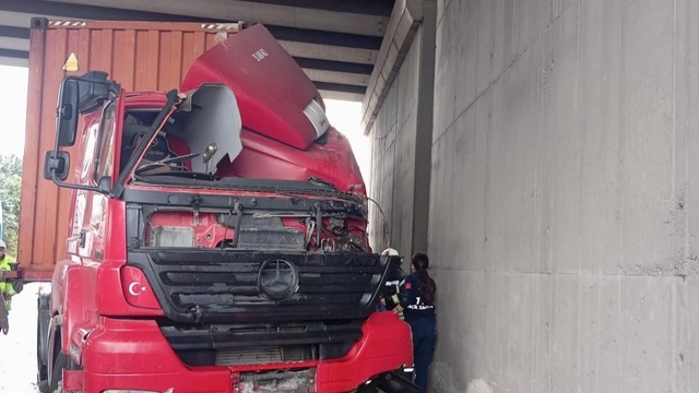 Kaza sırasında düşüp kullandığı TIR'ın altında kaldı