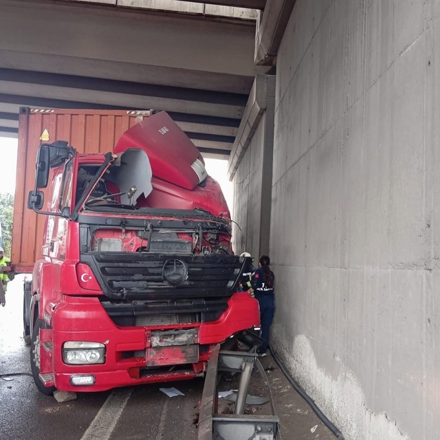 Kaza sırasında düşüp kullandığı TIR'ın altında kaldı