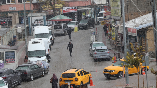 Van'da dolu yağışı etkili oldu
