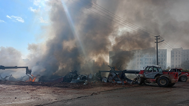 Gaziantep'te depoda çıkan yangın, kontrol altına alındı
