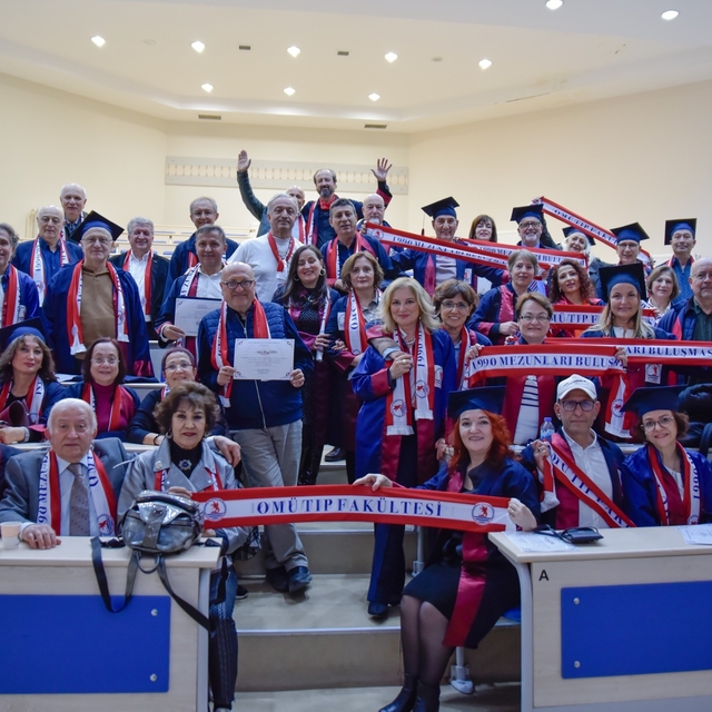 OMÜ Tıp Fakültesi'nin 1990 mezunları 35 yıl sonra aynı amfide buluştu