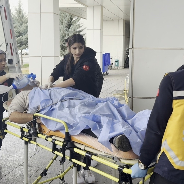 Yakınını kaza yerinde gören adam kalp krizi geçirdi