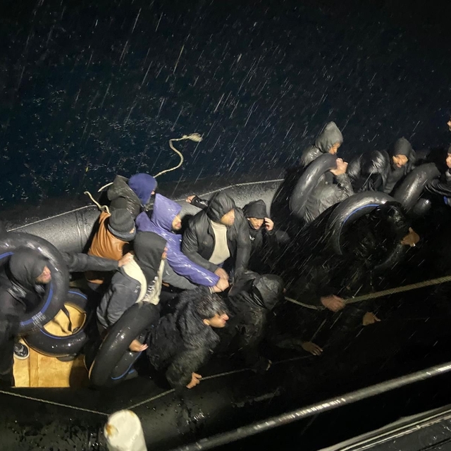 Yağmurun altında denizde sürüklenen göçmenlere sahil güvenlik yetişti