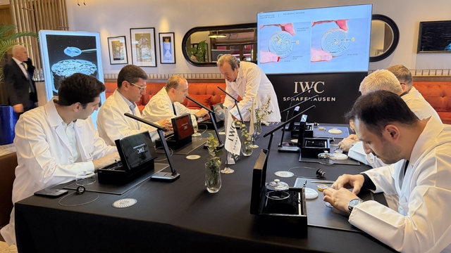Milyonluk İsviçre saatlerini parçalayıp topladılar
Türkiye'den saat meraklısı 30 koleksiyoner, Bursa'da buluşup hobileri olan değerli saatleri bir usta eşliğinde parçalayıp, tekrar toplayarak çalıştırdı
En hızlı saati toplayıp, çalıştıranlar dişçi hekimi ve cerrahlar oldu
