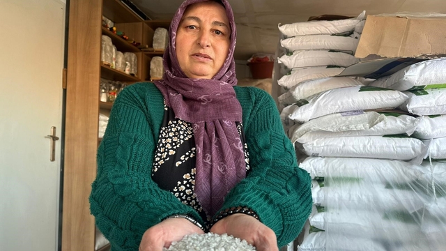 Hem satıyor hem anlatıyor: 4 çocuk annesi Çankırı'nın meşhur tuzuyla 6 yıldır geçimini sağlıyor