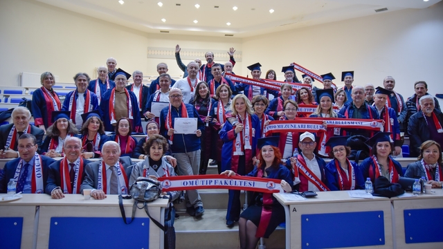 OMÜ Tıp Fakültesi'nin 1990 mezunları 35 yıl sonra aynı amfide buluştu