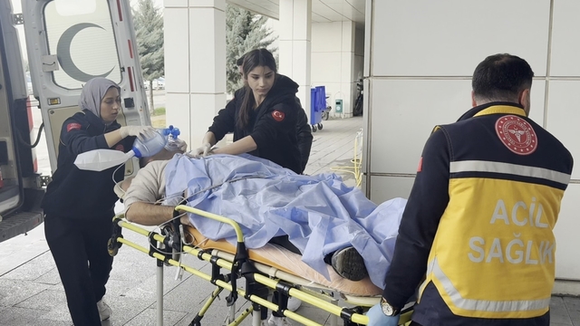 Yakınını kaza yerinde gören adam kalp krizi geçirdi