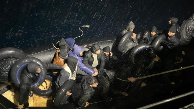 Yağmurun altında denizde sürüklenen göçmenlere sahil güvenlik yetişti