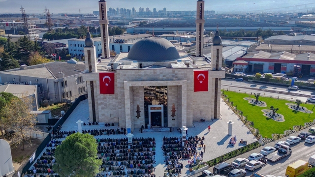 Demirtaş Organize Sanayi Bölgesi'ne 5 bin kişilik cami
Türk-İslam Medeniyeti Mirası'na yeni bir katkı daha; 5 bin kişinin namaz kılacağı DOSAB Camii açıldı