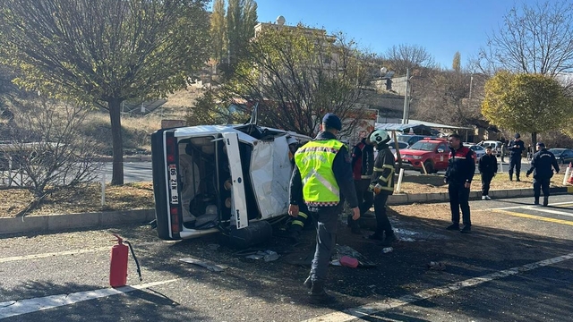 Mardin'de devrilen otomobildeki 3 kişi yaralandı
