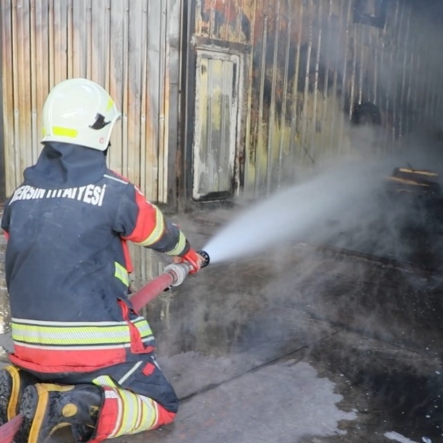 Mersin'de palet imalathanesinde çıkan yangın kontrol altına alındı