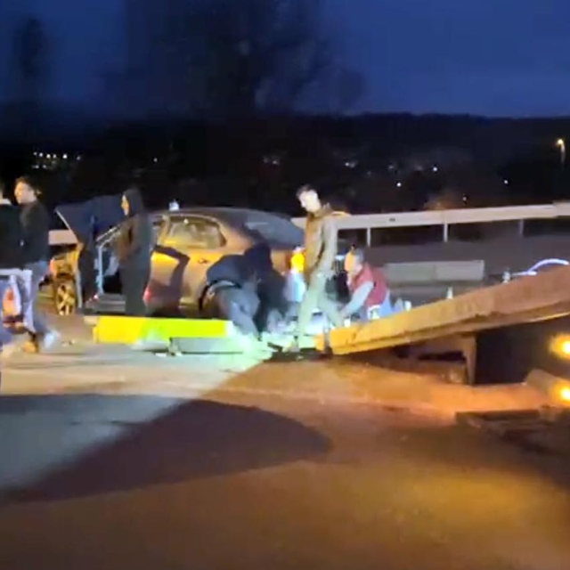 Kavşakta iki otomobil çarpıştı: 4 yaralı