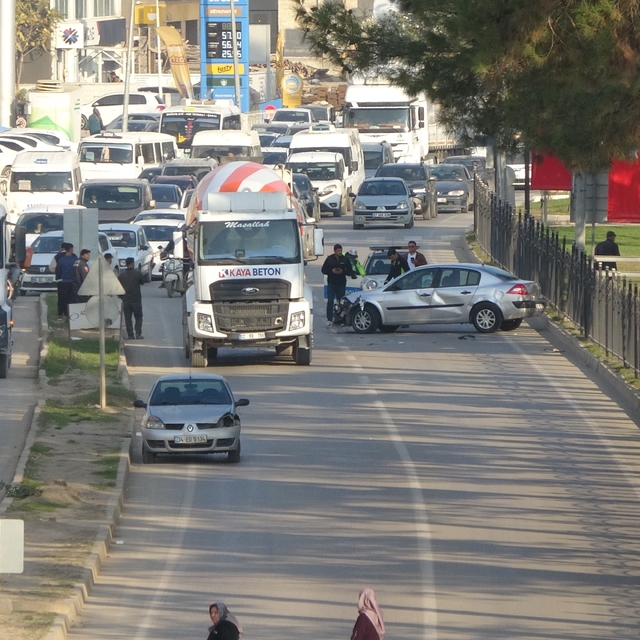 Çarpışan araçlar bulvarı trafiğe kapattı