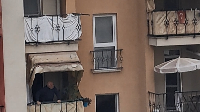 İtfaiye eri kendi hava maskesini, yangında mahsur kalan kişiye vererek kurtardı