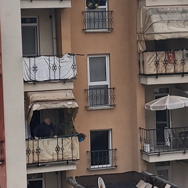 İtfaiye eri kendi hava maskesini, yangında mahsur kalan kişiye vererek kurt...