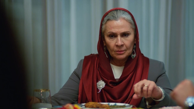 Uzak Şehir'de, Hanımağa 'Sadakat Albora'nın taktığı tel kırma şala yoğun ilgi