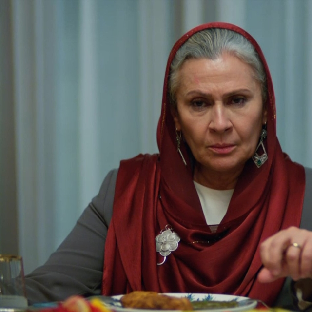 Uzak Şehir'de, Hanımağa 'Sadakat Albora'nın taktığı tel kırma şala yoğun il...