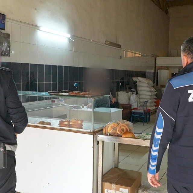 Tarsus'ta okul kantinlerine ürün veren imalathane hijyen ihlali nedeniyle m...