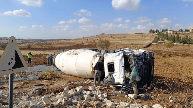 Mardin'de devrilen beton mikserinin sürücüsü yaralandı