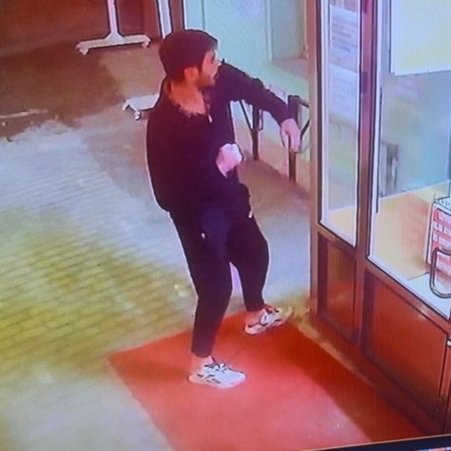 Cami kapısını yumruklayan zanlı tutuklandı