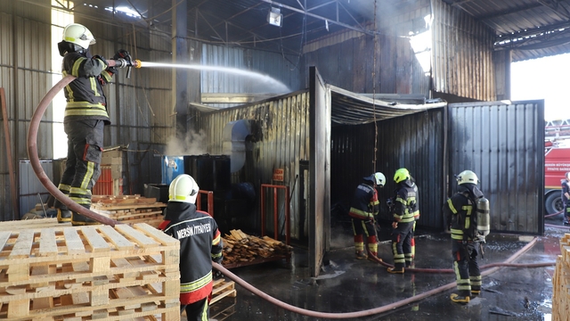 Mersin'de palet imalathanesinde çıkan yangın söndürüldü