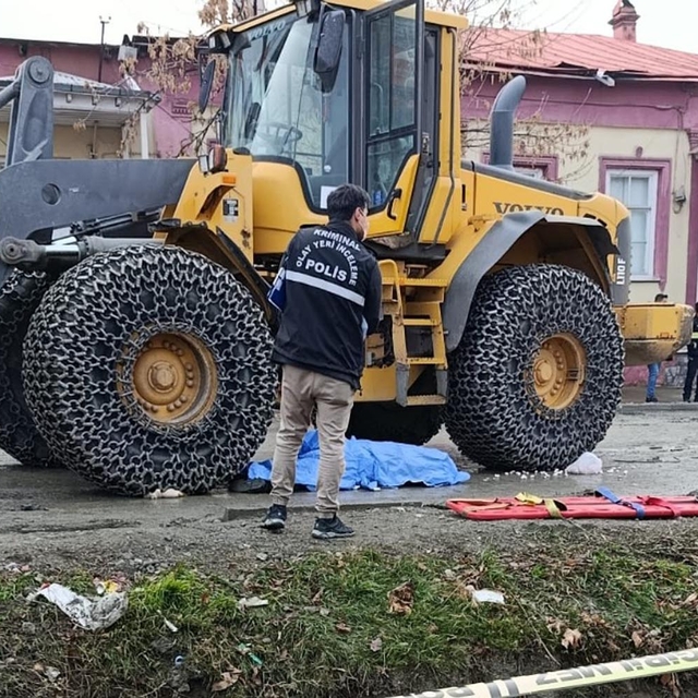 Kepçenin altında kalan emekli imam öldü