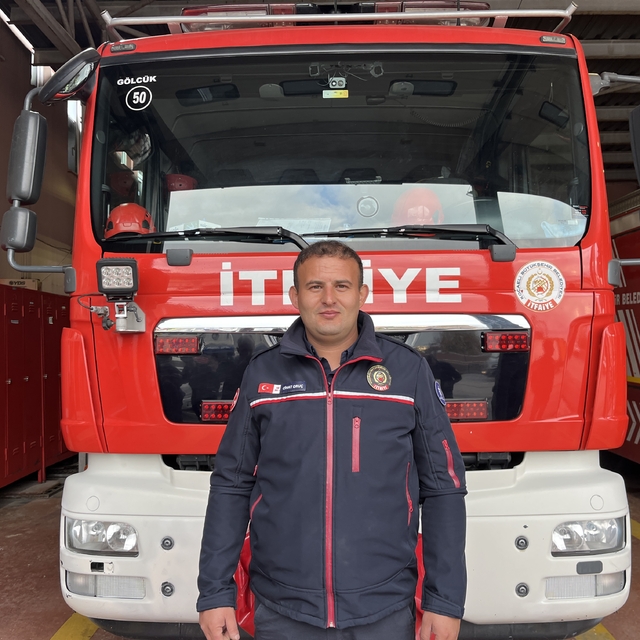 İtfaiye eri kendi hava maskesini, yangında mahsur kalan kişiye vererek kurt...