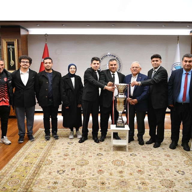 Başkan Büyükkılıç'a Sesi Görenler 1. Ligi'nde kazanılan şampiyonluk kupası...