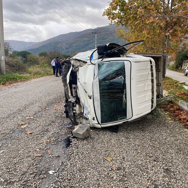 Traktöre çarpmamak için manevra yaptı, devrilen kamyonette yaralandı