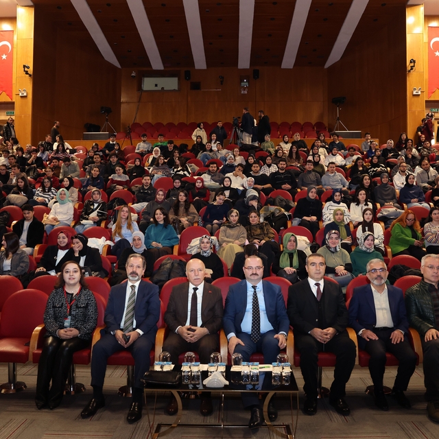 TEDXATATÜRKUNİVERSİTY "Perde" temasıyla katılımcılarla buluştu