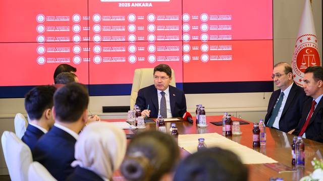 Adalet Bakanı Tunç, dereceye giren hakim ve savcı adaylarına cübbelerini teslim etti