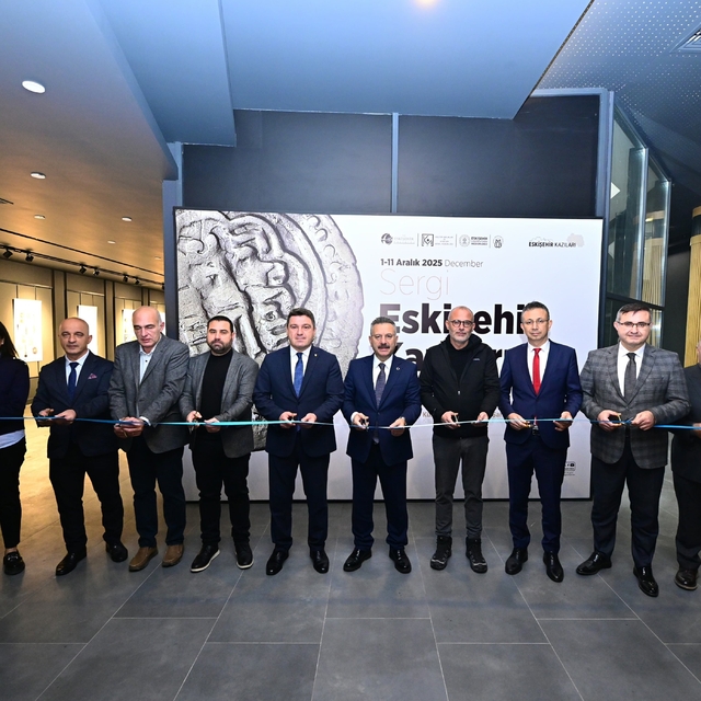 Kazı çalışmalarında ortaya çıkarılan tarihi eserlerin fotoğraflarından oluş...