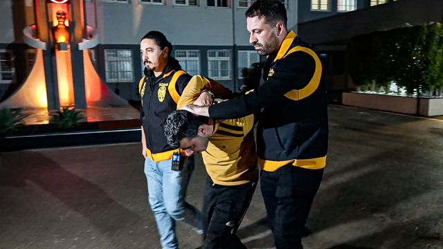 Başını otomobile çarptığı kızını, yere fırlatan baba tutuklandı