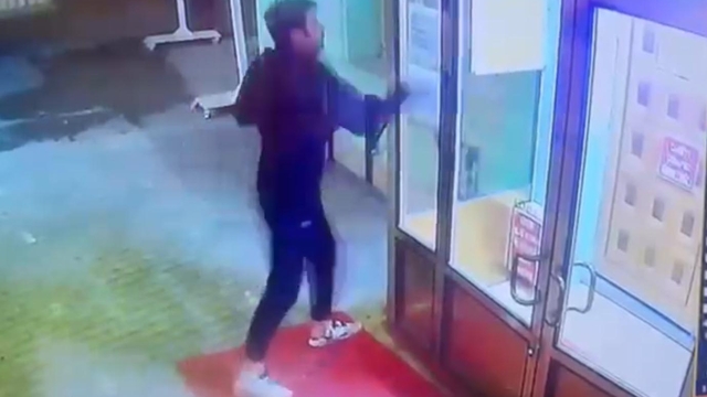 Cami girişindeki kapının camlarını yumruklayan şüpheli tutuklandı