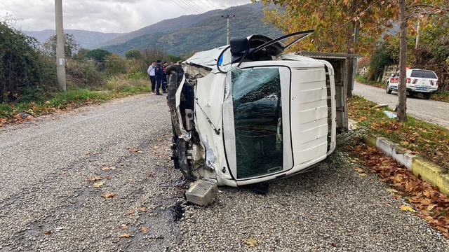 Traktöre çarpmamak için manevra yaptı, devrilen kamyonette yaralandı