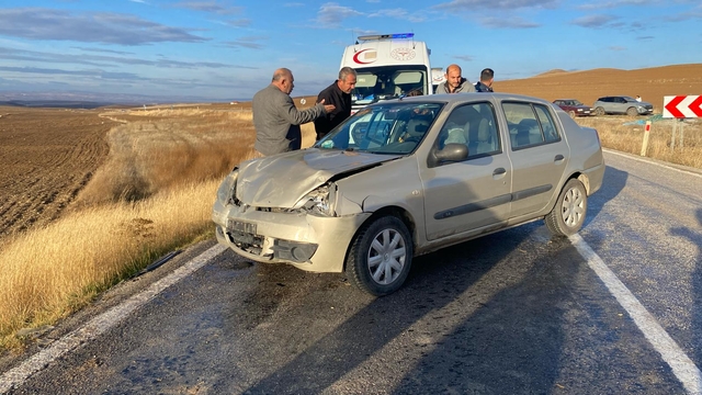 Çorum'da iki otomobilin çarpıştığı kazada 2 kişi yaralandı