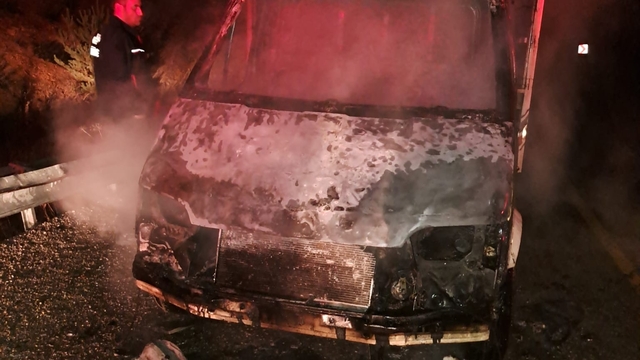 Gümüşhane'de seyir halindeki kamyonet yandı