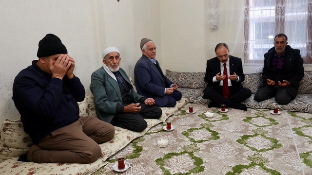 Vali Kızılkaya kazada hayatını kaybeden vatandaşın ailesiyle görüştü