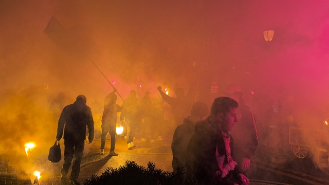 Bartın'da derbi öncesinde hareketli saatler
Bir bankanın balkonuna atılan meşale yangın paniğine neden oldu