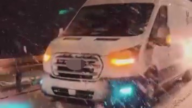 Kar yağışının etkili olduğu Yağdonduran Geçidi'nde sürücüler güçlükle ilerledi