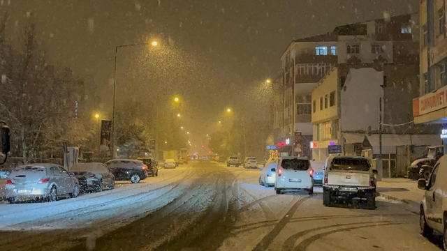 Ardahan'a lapa lapa kar yağdı