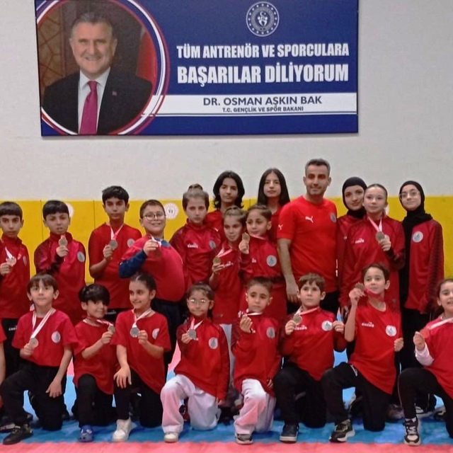 Körfez'in genç ve minik karatecileri 23 madalya aldı