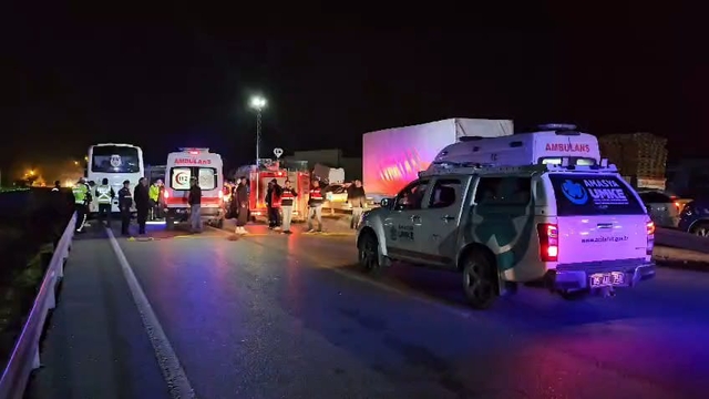 Mahkum taşıyan midibüsün de karıştığı zincirleme kazada 23 kişi yaralandı