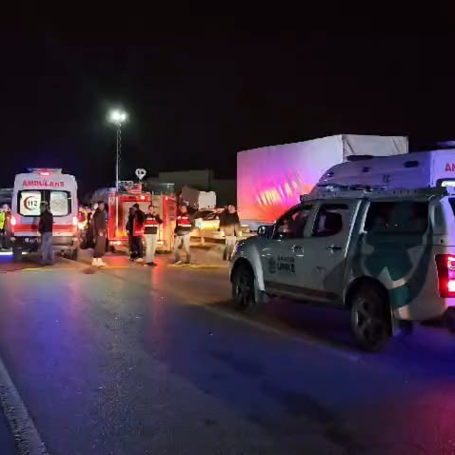 Mahkum taşıyan midibüsün de karıştığı zincirleme kazada 23 kişi yaralandı