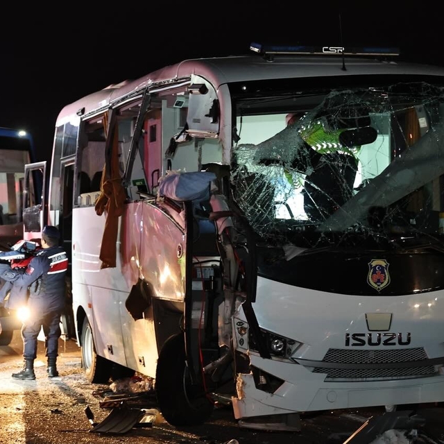 Mahkum taşıyan midibüsün de karıştığı zincirleme kazada 23 kişi yaralandı (...