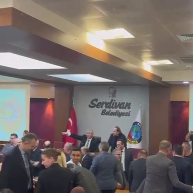 Üniversitelilerin izlediği meclis toplantısında arbede: Başkan Çelik'ten 'S...