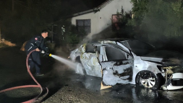 Antalya'da park halindeyken alev alan araç küle döndü