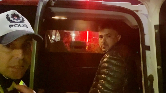 Alkollü sürücü emniyet müdürünün bulunduğu makam aracına çarptı
1.19 promil alkollü sürücü ters kelepçeyle gözaltına alındı