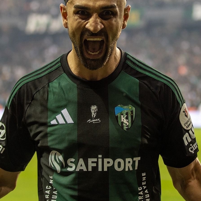 Kocaelisporlu taraftarlardan, Serdar Dursun'a derbi tepkisi
Serdar Dursun p...